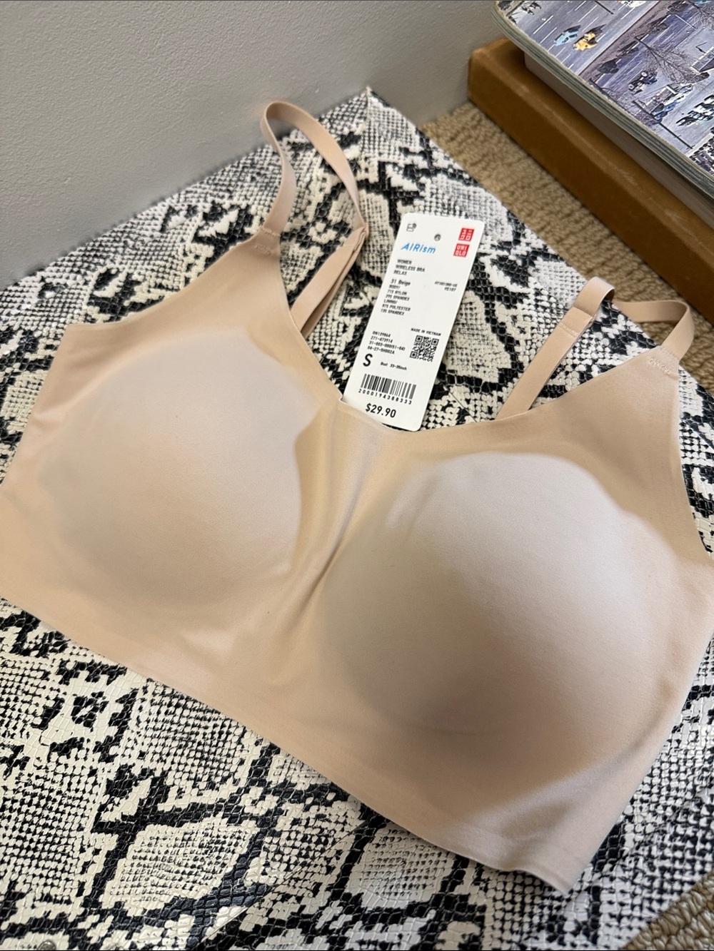 Uniqlo AIRism Seamless Wireless Bra Relax in Light Beige - Picture 2 of 4